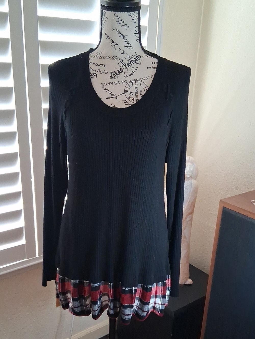🖤⛄️Torrid Black Ribbed Knit Top W/Long Sleeves & Red Plaid Hemline Ruffle Sz 1